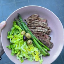 Steak, asparagus and salad